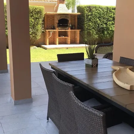 A Charming Property Only A 2 Minute Walk To Beach Apartmán
