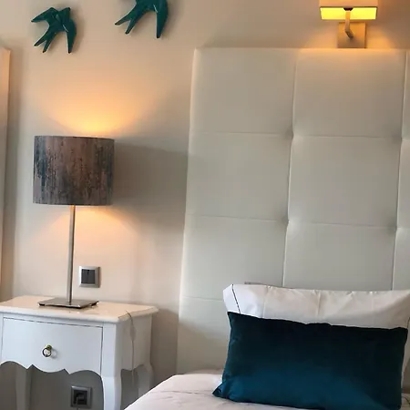 Apartment A Charming Property Only A 2 Minute Walk To Beach *
