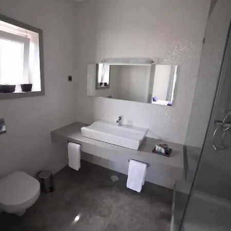 A Charming Property Only A 2 Minute Walk To Beach Apartmán