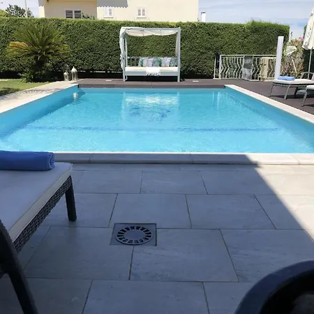 A Charming Property Only A 2 Minute Walk To Beach Διαμέρισμα *