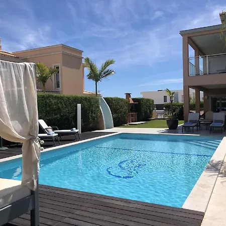 A Charming Property Only A 2 Minute Walk To Beach Апартаменты