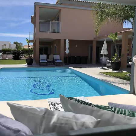 A Charming Property Only A 2 Minute Walk To Beach Апартаменты