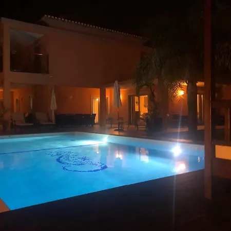 Апартаменты A Charming Property Only A 2 Minute Walk To Beach Албуфейра