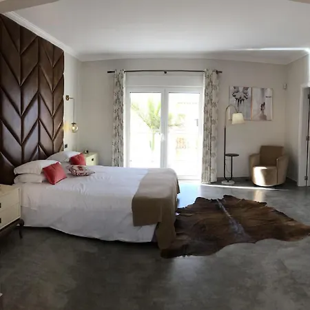 A Charming Property Only A 2 Minute Walk To Beach Апартаменты *