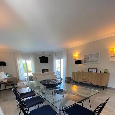 Апартаменты A Charming Property Only A 2 Minute Walk To Beach *
