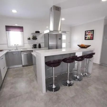 A Charming Property Only A 2 Minute Walk To Beach Апартаменты Албуфейра