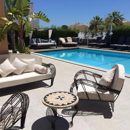 شقة A Charming Property Only A 2 Minute Walk To Beach *